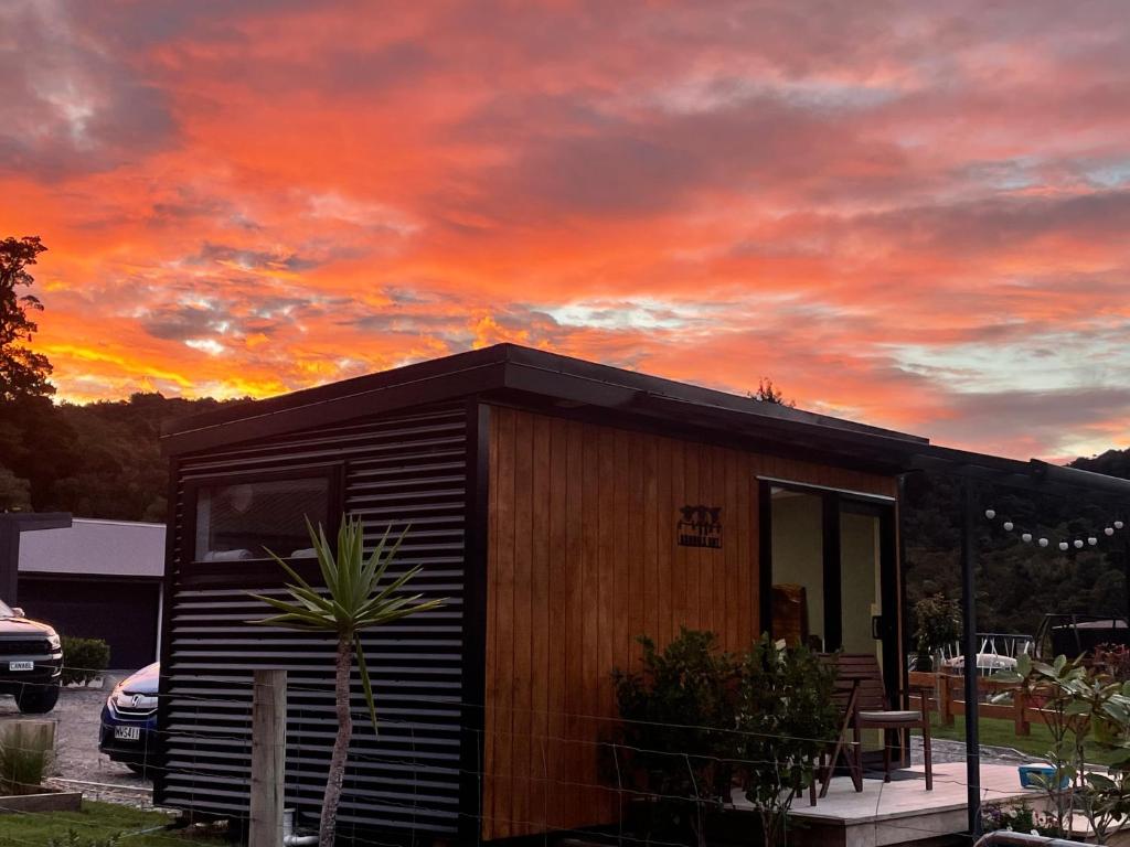 Robbies Hut, Greymouth