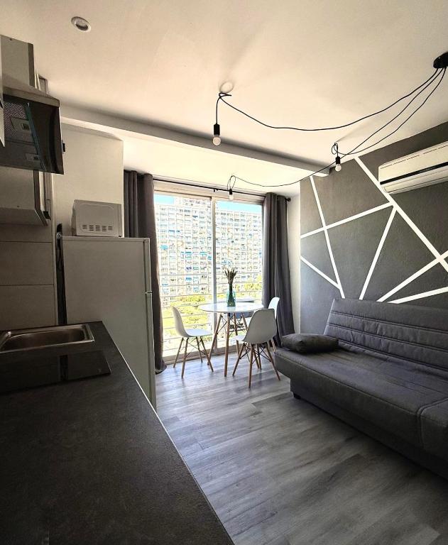 Cozy Apartment with Sea and Mountain Views in Benidorm - 2