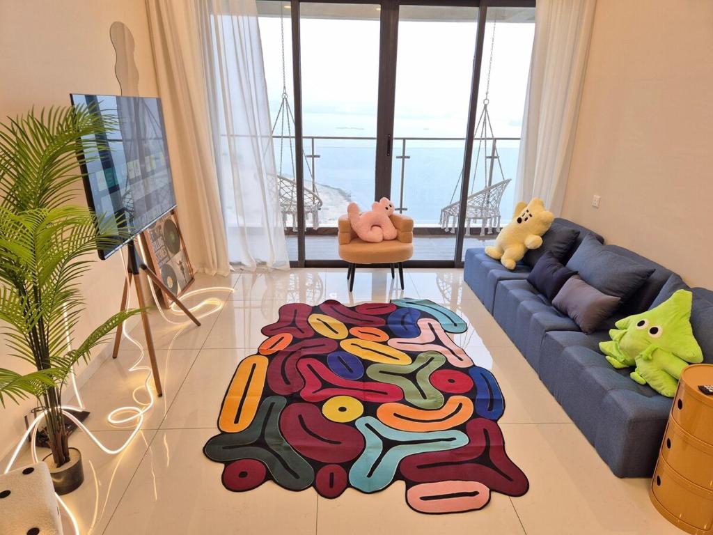 8 Pax 3 Room 3 Baths - Funky Pop Art Seaview Home, Johor Bahru