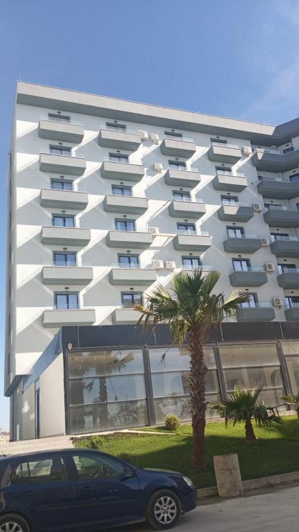 Frederik Apartment Qerret, Golem