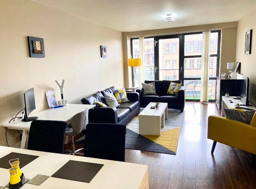 Last-Minute Secure l Spacious 2 Bed in City Center - Free Secure Parking l Sleeps Up to 4 l WeStayBelfast l Victoria, Belfast