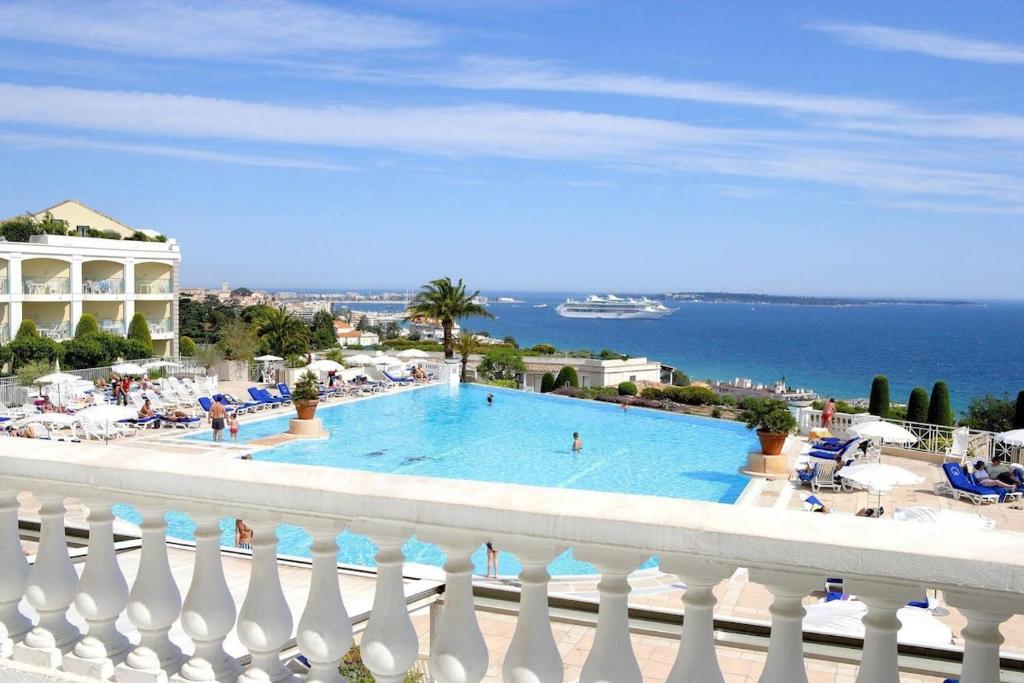 Apartment with Garden, Pool, Sea View and Parking, Cannes