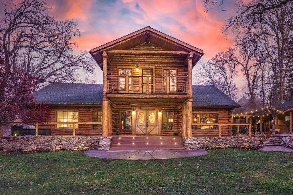 Log Cabin sleeps 20 with hot tub, EV Charger, firepit, Ahwahnee