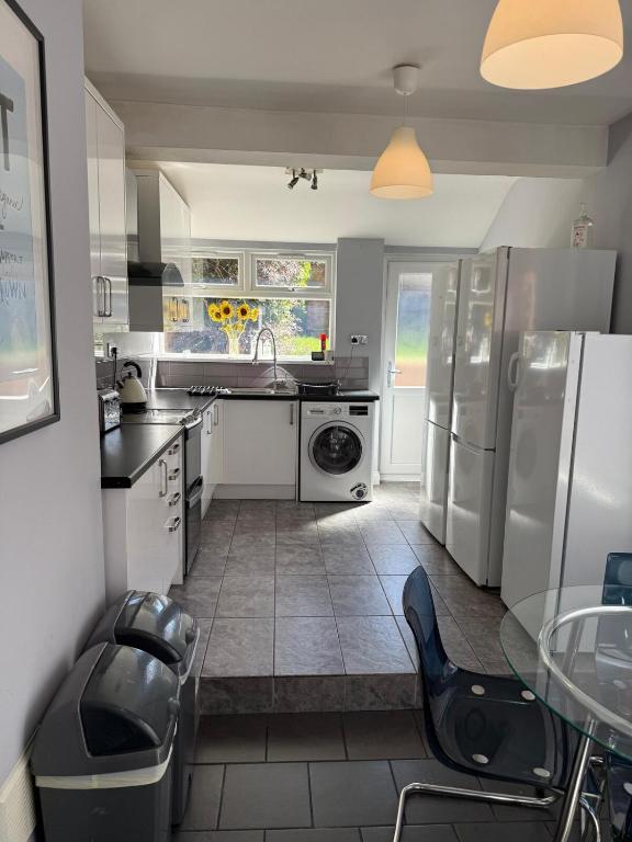 5BR, Spacious with Free Parking, Coventry