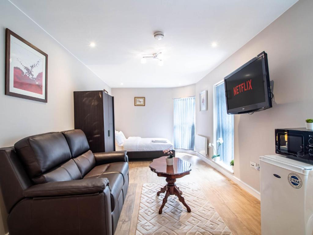 Studio flat, Midland