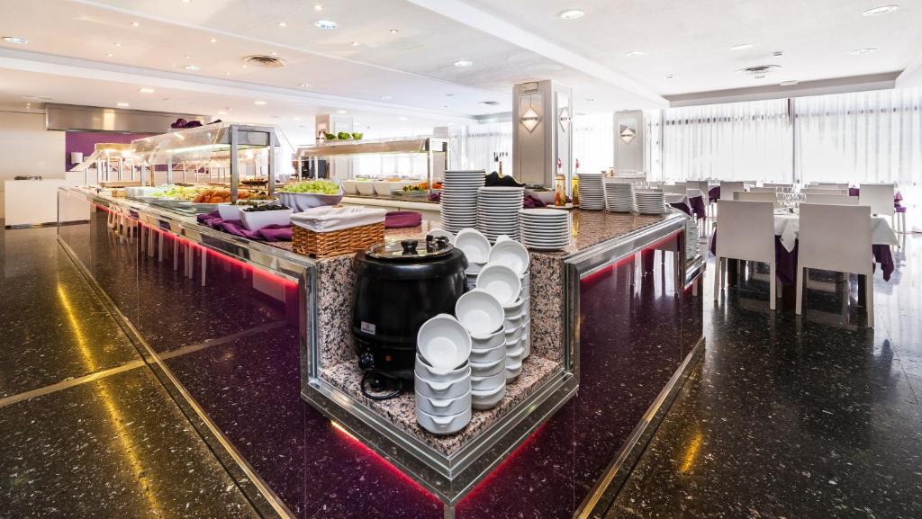 Globales Palmanova — Restaurant & bars in Palma Nova, Balearic Islands