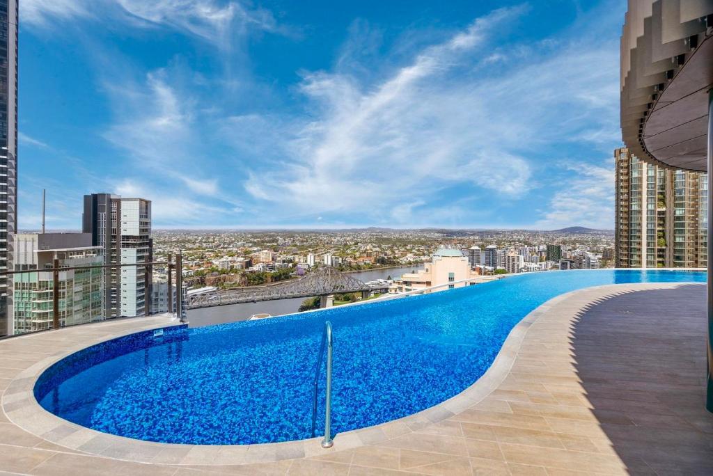 Spire - Stylish 2BR Apt - Pool, Parking & Views, Brisbane