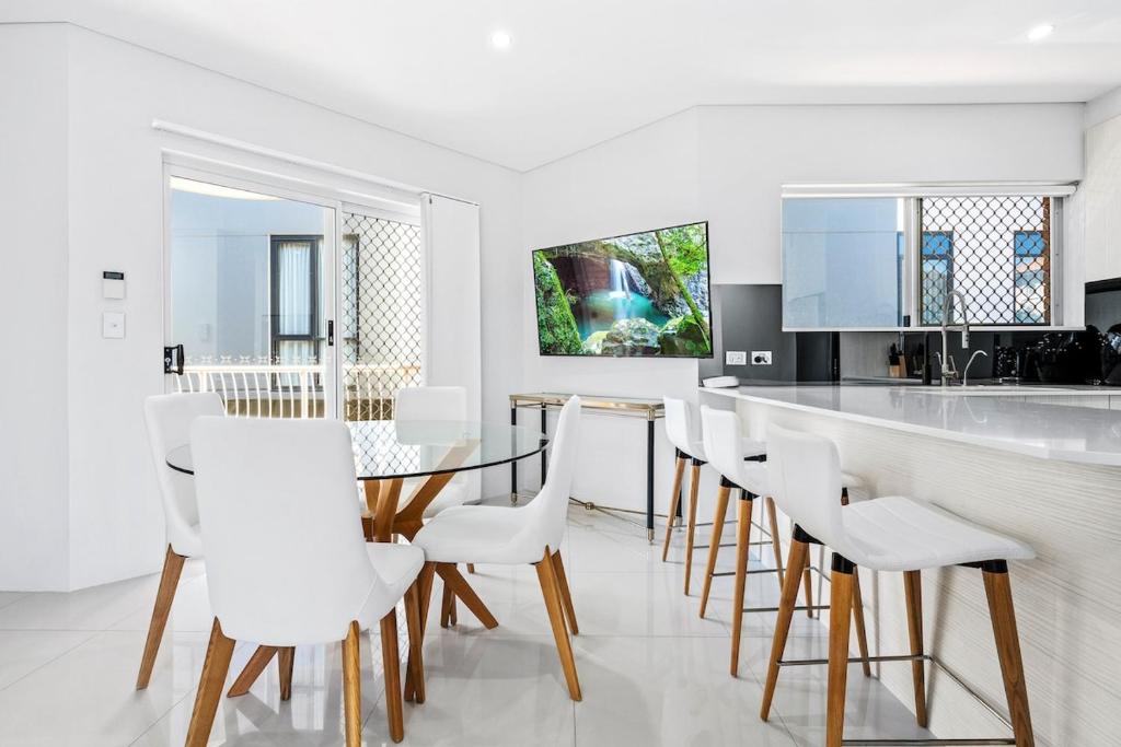 Recently Renovated & Exclusively Furnished BEACH, Gold Coast