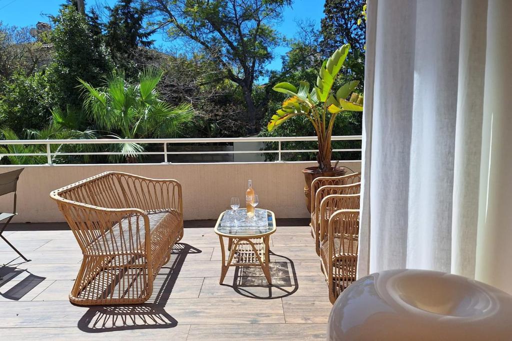 Bright and Stylish in City Center 2 Bedrooms - 2