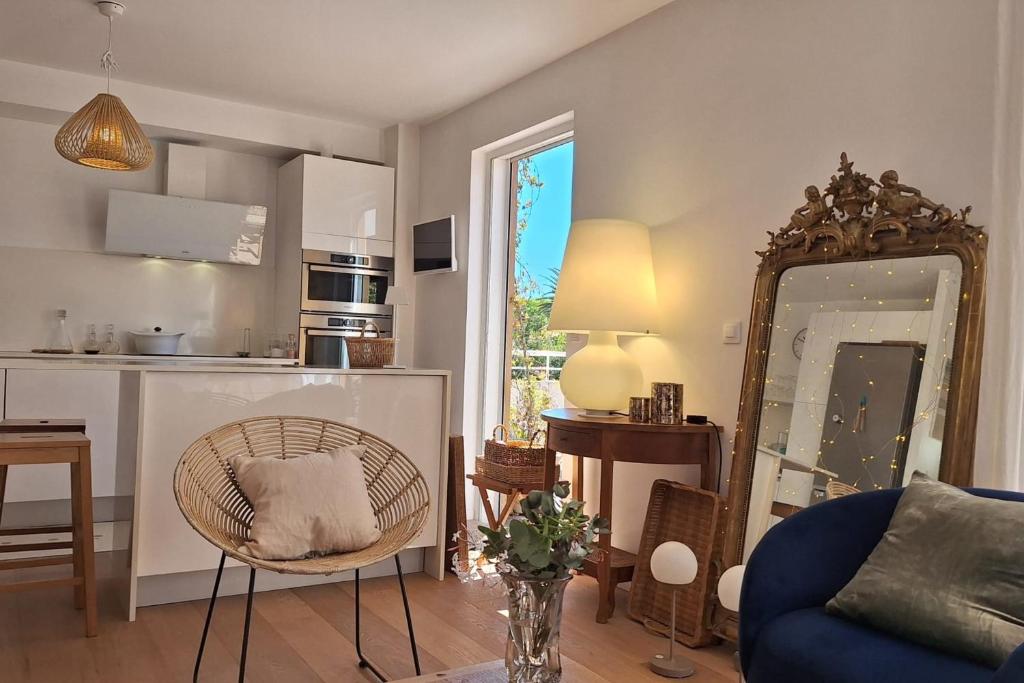 Bright and Stylish in City Center 2 Bedrooms - 5