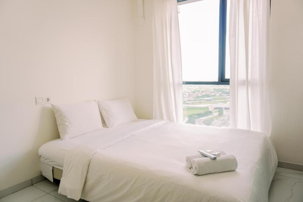 Minimalist and Nice Studio at Sky House Alam Sutera Apartment By Travelio, Tangerang