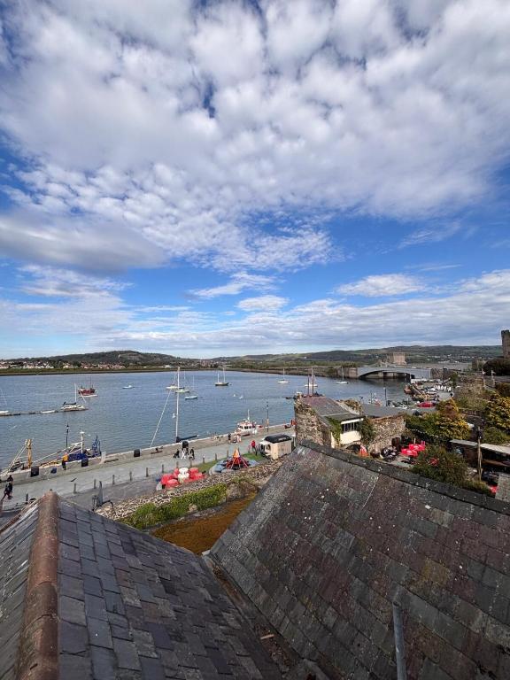 Breathtaking views from a Stylish Coastal Apartment, Conwy