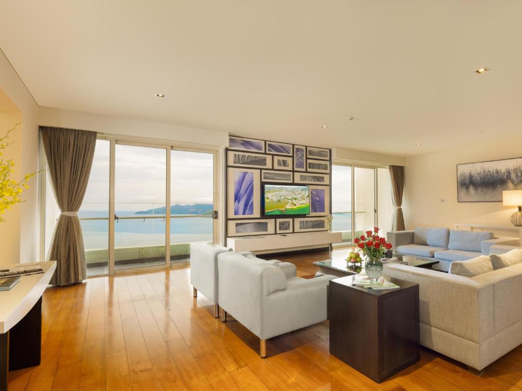 Shared lounge/TV area