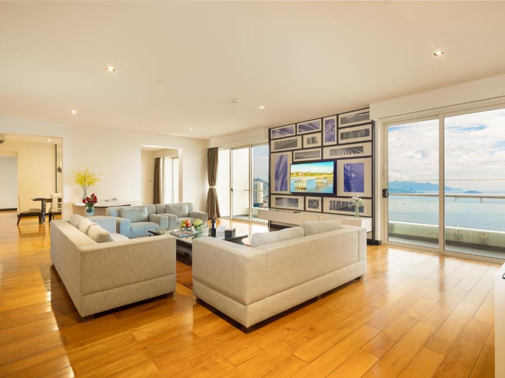 Shared lounge/TV area