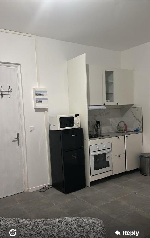 Cosy Studio in Hellemmes 27 rue Gustave Engrand lille, Lille