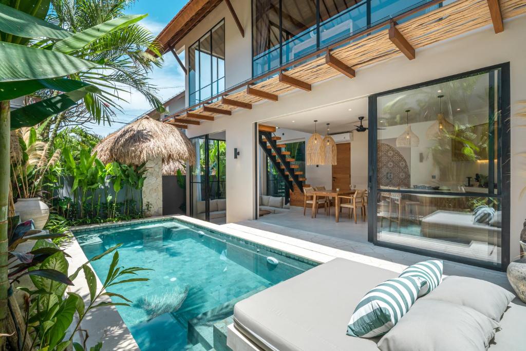 Yuko, Tropical Bliss 2BR Villa, Short Stroll to Beach, Canggu