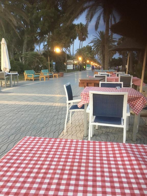 2 Bed Apartment - Sleeps 4 - Pool Patio Garden - 4