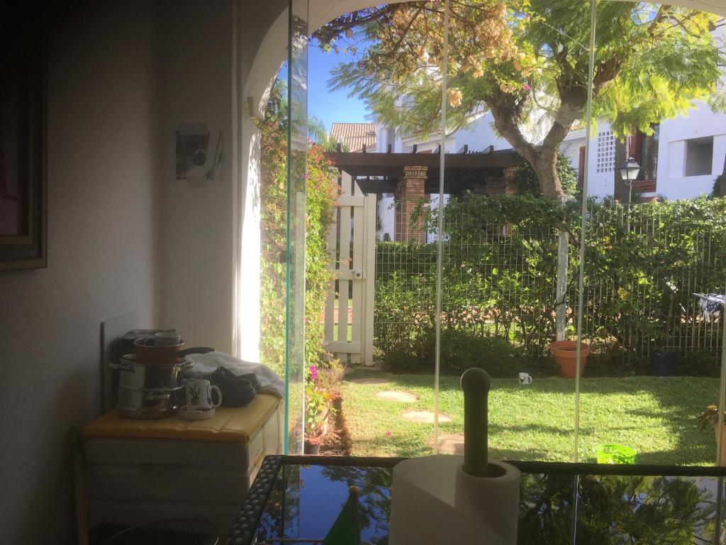 2 Bed Apartment - Sleeps 4 - Pool Patio Garden - 5