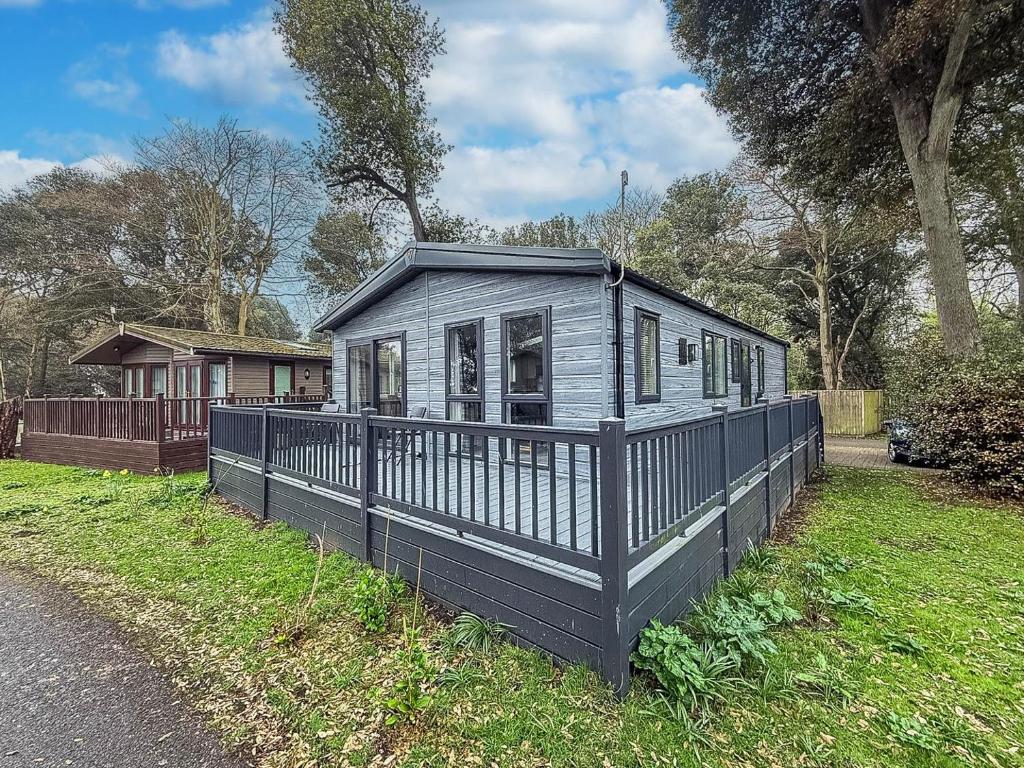 Stunning Lodge With Large Decking At Azure Seas In Suffolk Ref 32109Og, Lowestoft