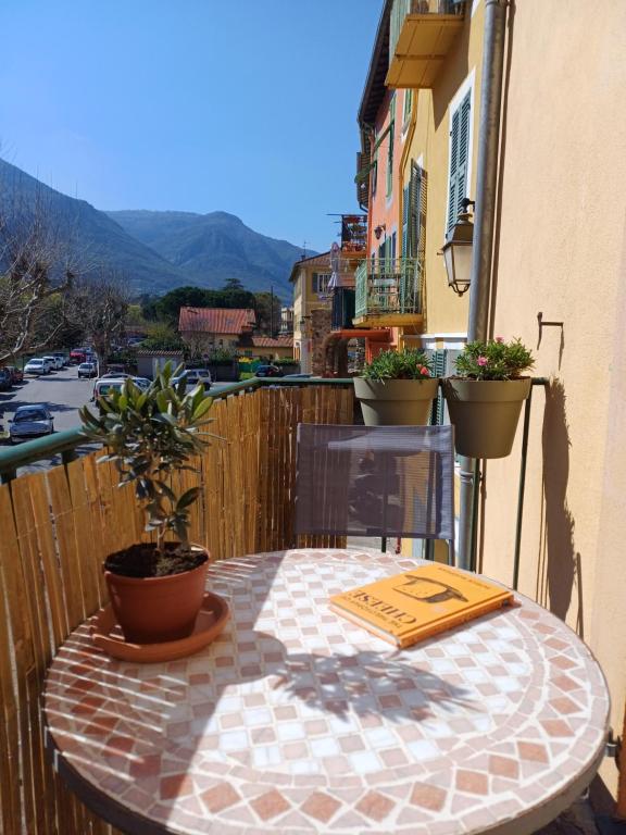 À côté du Pont Vieux - By the Old Bridge, Sospel