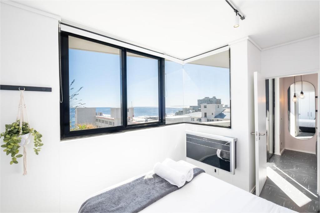 Flamingo 802 - Top Floor Ocean Facing Sea Point Apartment with Daily Housekeeping, Kapské Město