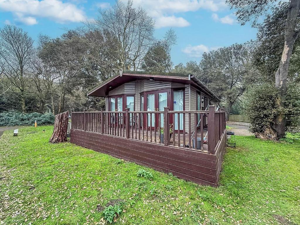 Pet Friendly, Luxury Lodge With Decking In Suffolk Near The Beach Ref 32108A, Lowestoft