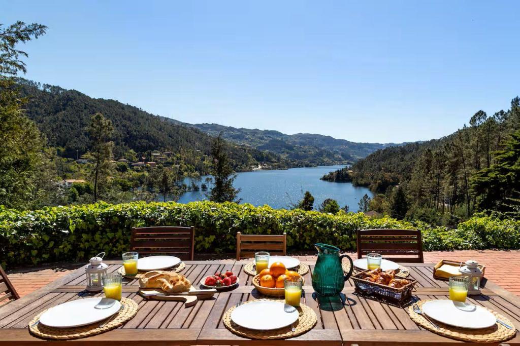 Gerês Mountain Lake Views by Gerês Casas, Geres