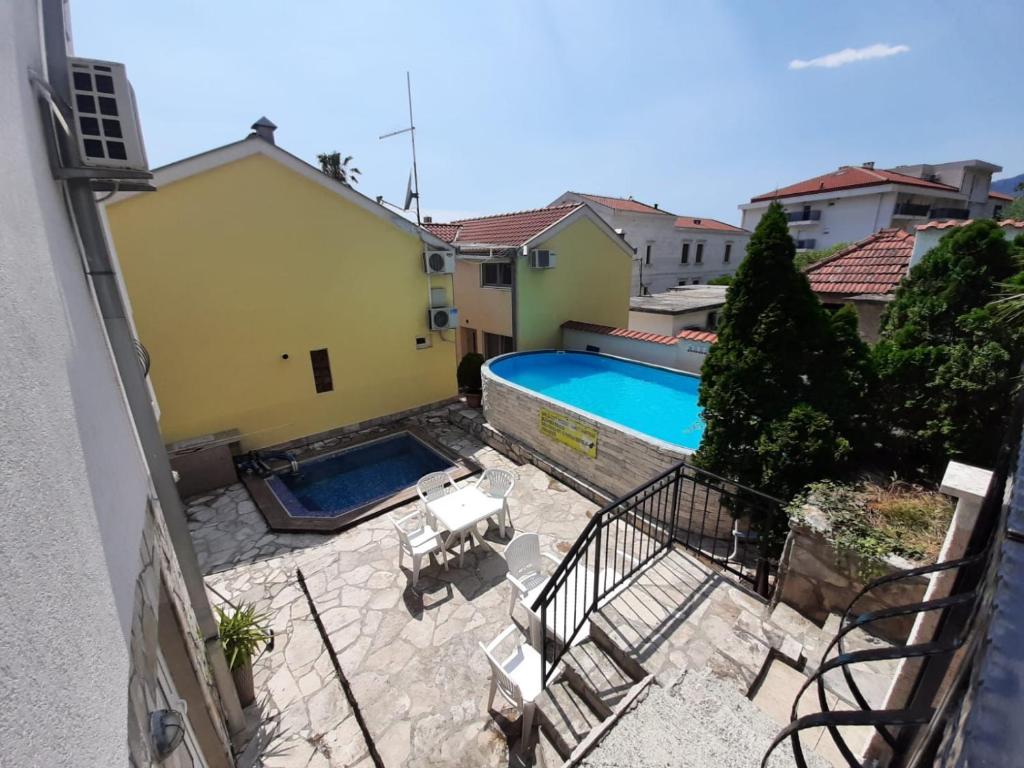 Luxury 3BR Duplex with Pool 2 Mins from Beach in Kumbor - 4