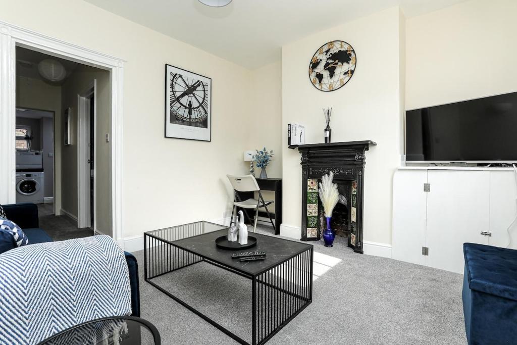 Big PROMO! Central Canterbury City Escape 2BR 2BA House, en-suite, Couples Retreat, Perfect For Families, Students, Relocators FREE Parking Fast WiFi, Canterbury