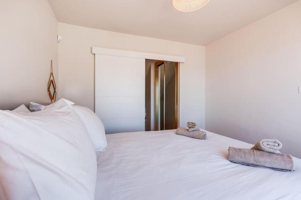 Ultimate Rentals - Centrally Located Beachside Apartment - 5