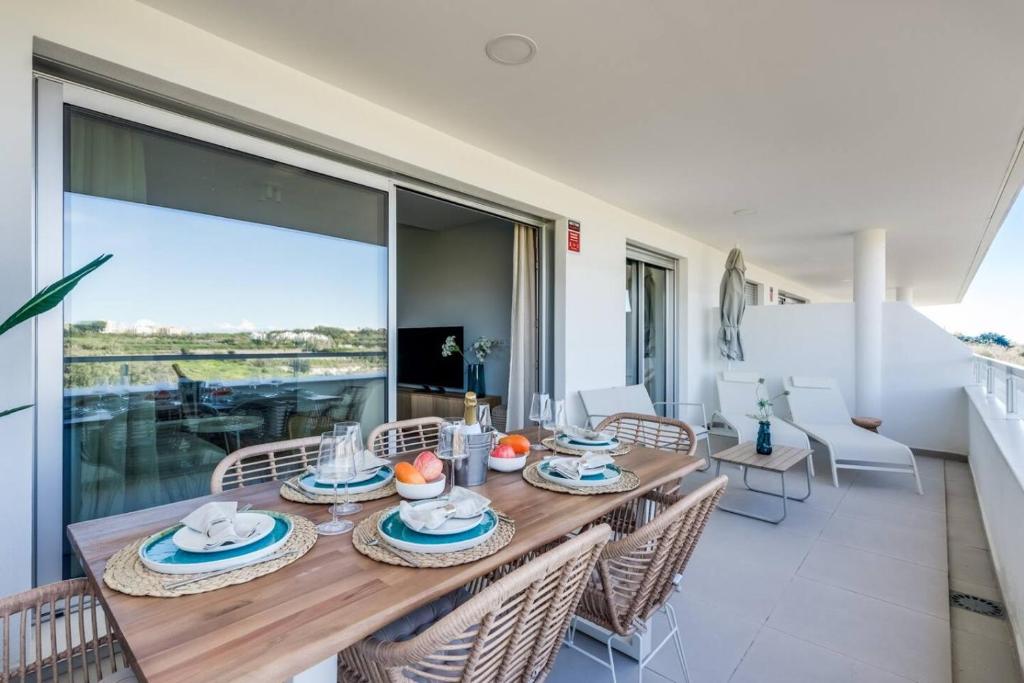 Ultimate Rentals - Casa Con Vistas - 2 BR Apartment With Terrace, Estepona