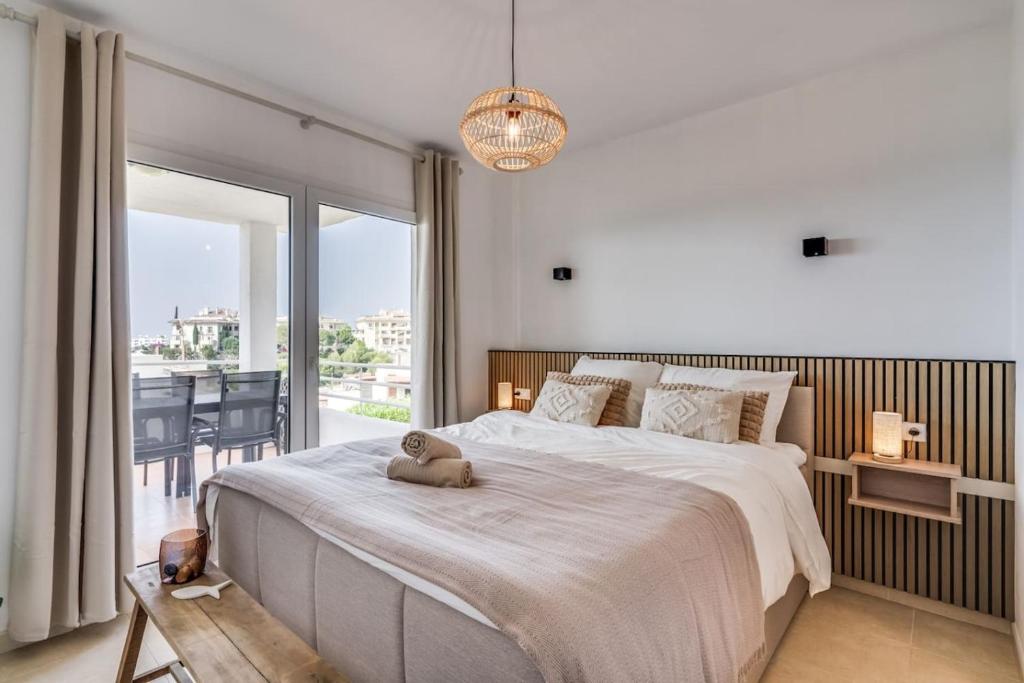 Ultimate Rentals - Scenic 2BR Haven Breathtaking Sea and Garden Views - 3
