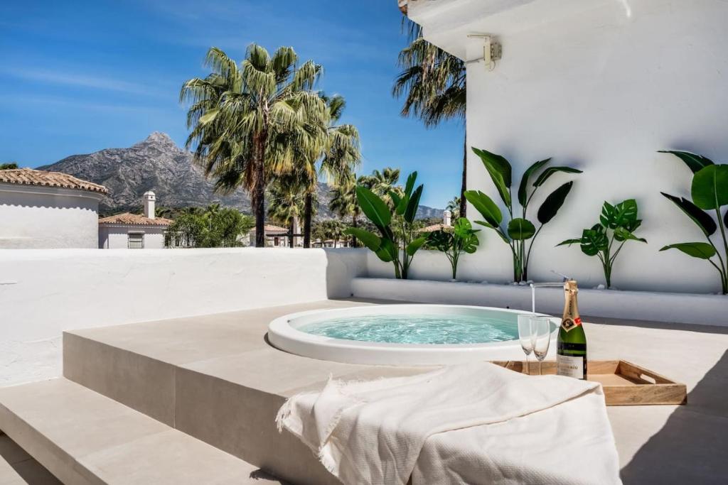 Ultimate Rentals - Luxury Penthouse - Los Naranjos de Marbella, Marbella