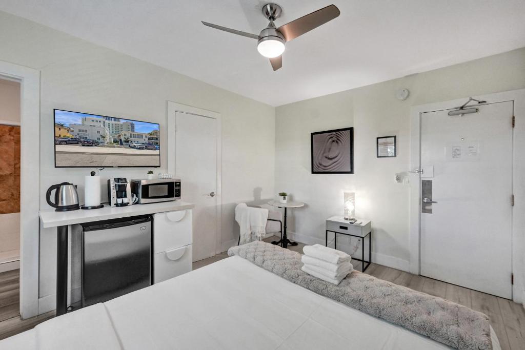 Eden Collection Studio Steps to Beach, Fort Lauderdale