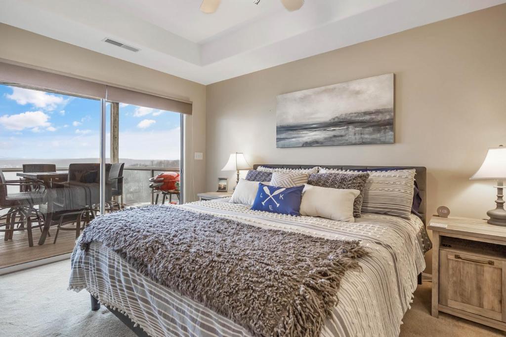 Paradise Point of View Pools Tennis and More, Lake Ozark