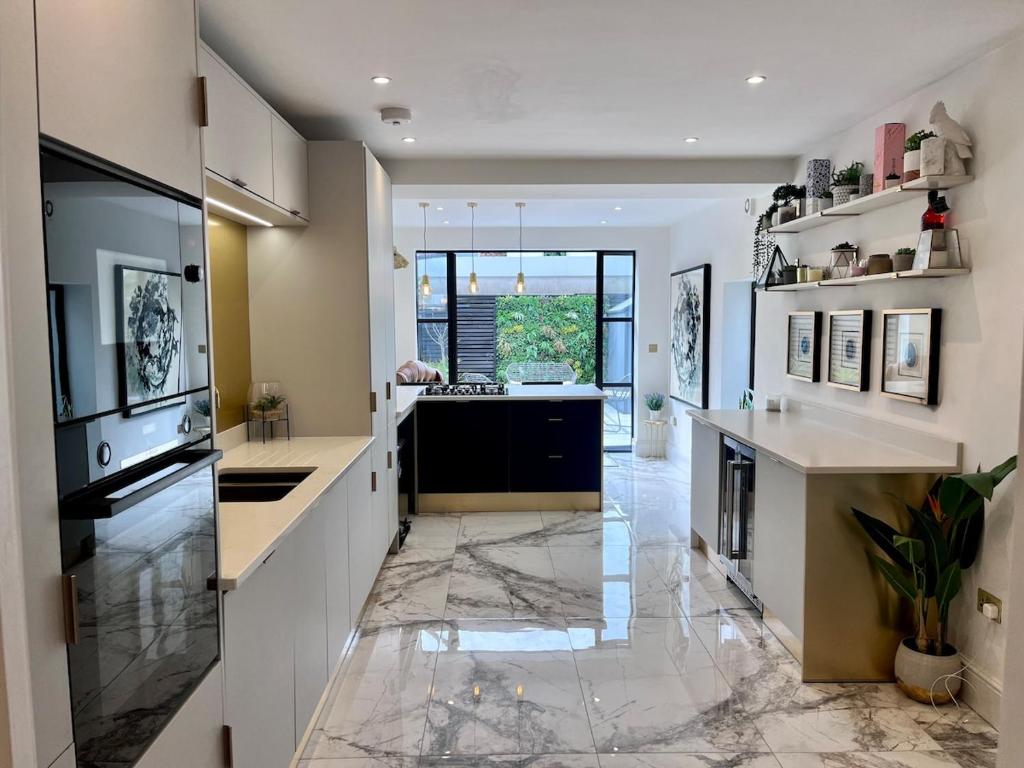 Modern, spacious, and elegant four bedroom home, Cardiff