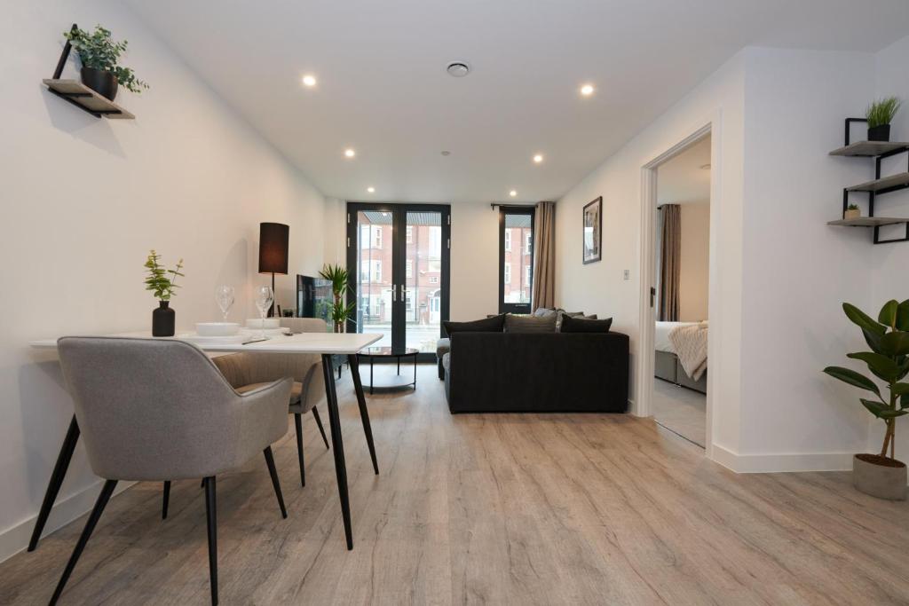 Central York apt with free parking & gym!, York