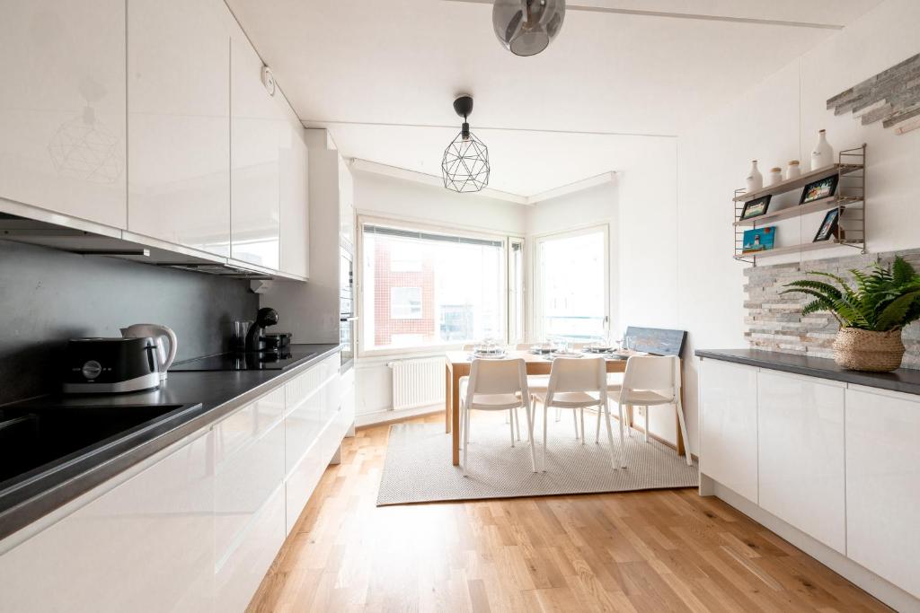 Bright & Comfy 79m2 2BR Apartment with Sauna and Balcony, Helsinky