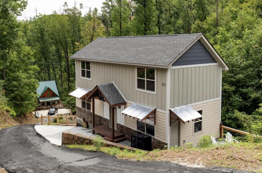 Falling Brook – Cozy Creekside Cabin with Hot Tub, Game Loft & Dog-Friendly Comfort, Gatlinburg