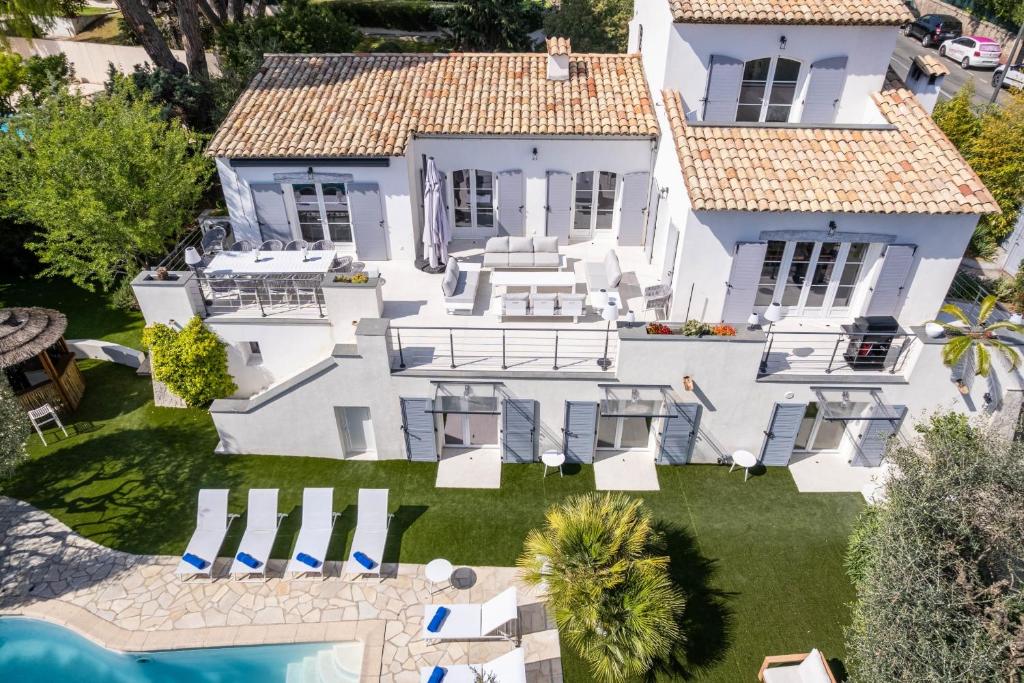 One of a kind 6 BR 6 bath villa sauna jacuzzi pool just 15 mns off town - 1