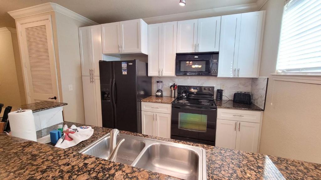Pool view, 10 miles to Disney World, washer, dryer, kitchen, Wifi, two pools, ground level, Davenport