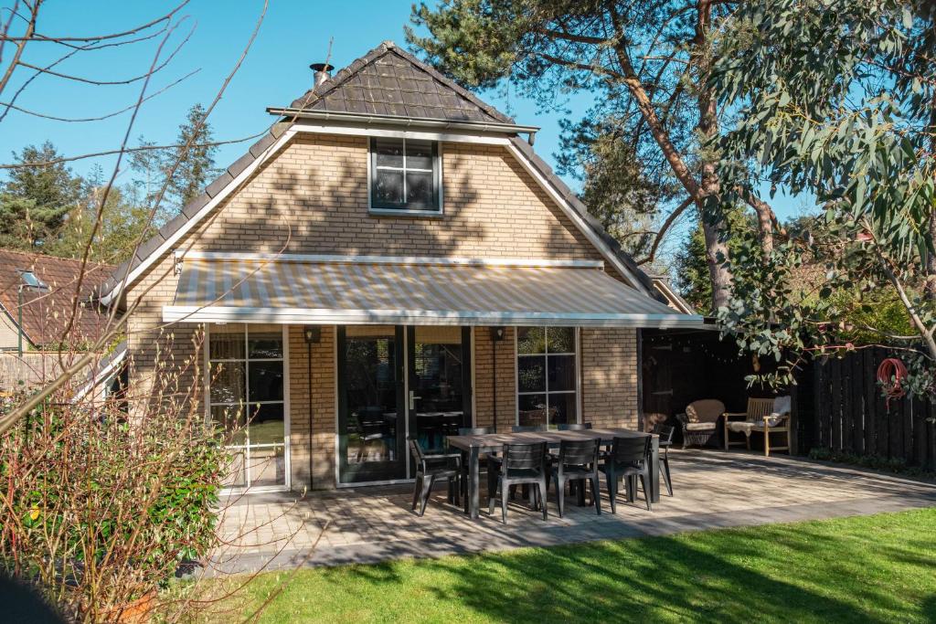 Welkom in ons huisje in het bos met prive sauna, Lunteren