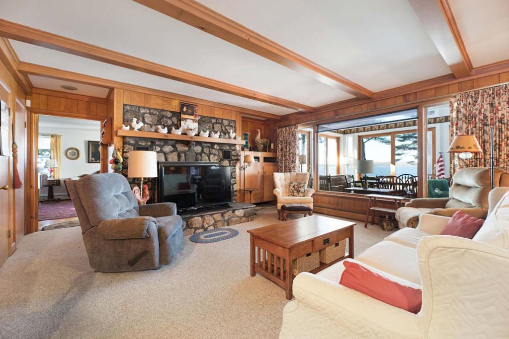 The Pilot & Plover Lakeside Retreat, Standish