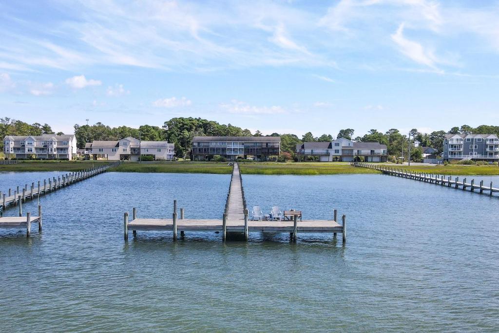 Starfish on the Channel - New waterfront townhome with golf cart!, Black Point Landing
