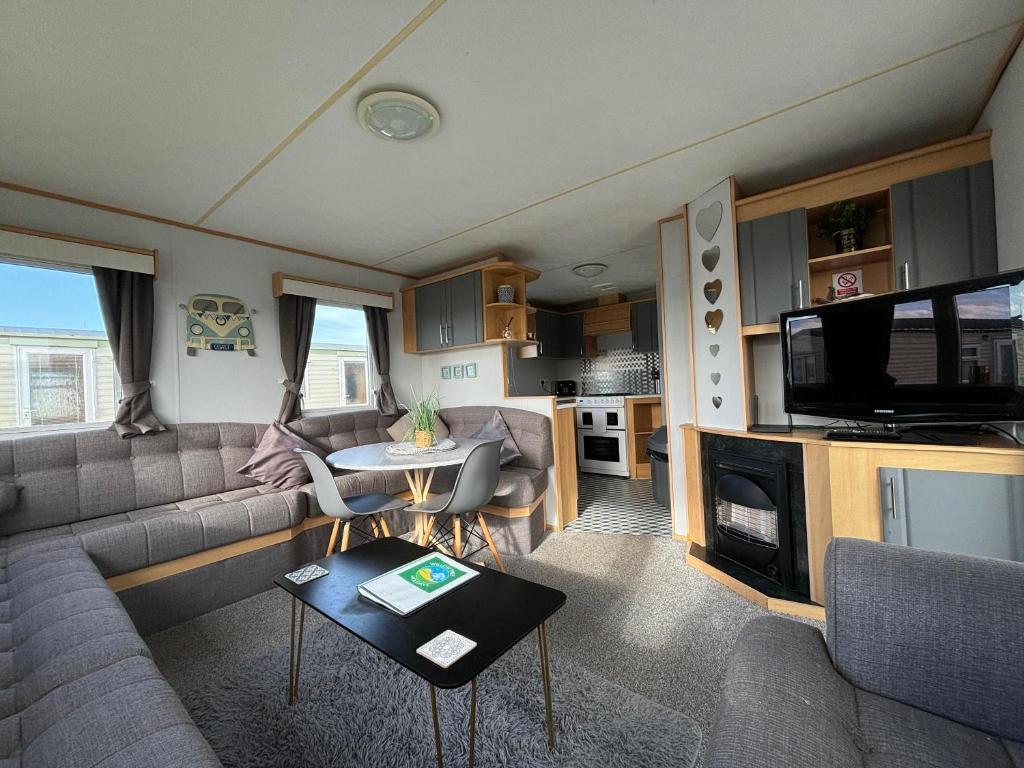 Meadow View 158 - Golden Palm, Pet friendly, WiFi, bed linen - Meadow Lakes Caravan & Lodge Hire, Skegness