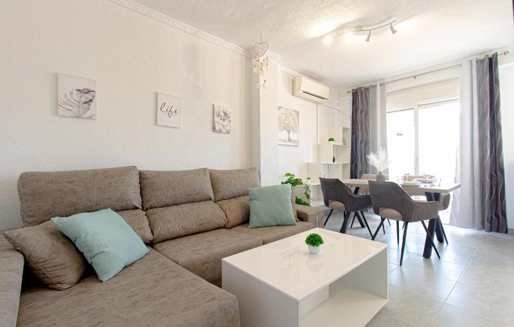 Beach Front Apartment In Torrevieja With Wifi - 4