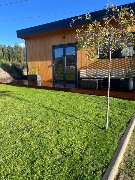 Tiny home with mountain and orchard views, Cromwell