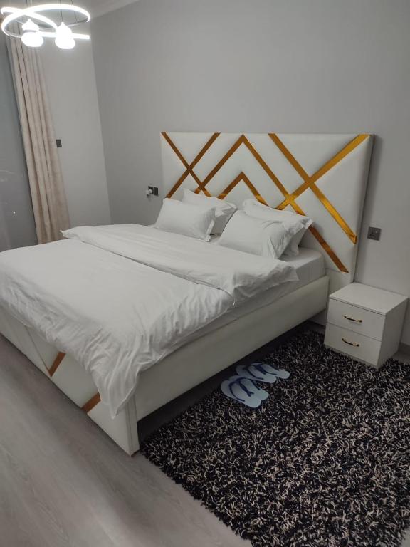 Unique 2BR with skyview top roof pool GYM, Nairobi