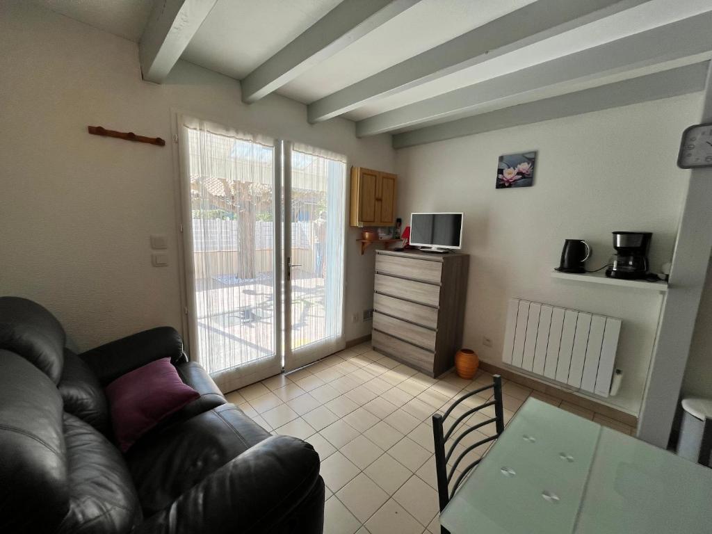 Belle maison de vacances semi climatisée, clôturée, véranda, 6 couchages, résidence LE VILLAGE DE LA MER LRVM93 - 4