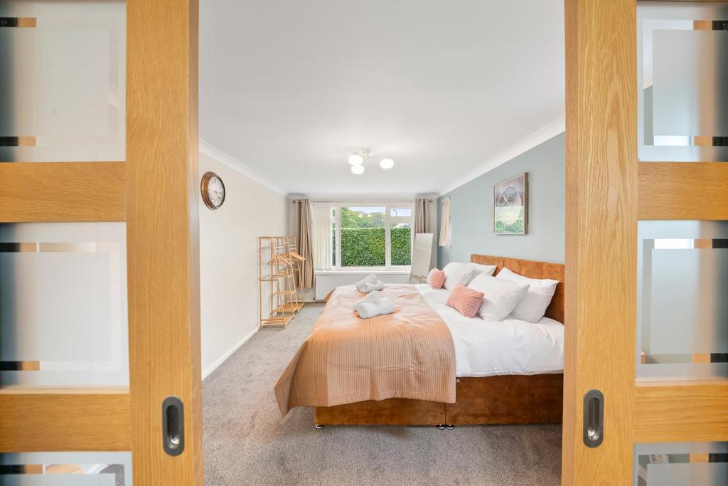 Spacious 6 Bed House in Waterlooville Portsmouth by Amber Stays, Perfect for Long Term Stays, Sleeps 14, Waterlooville